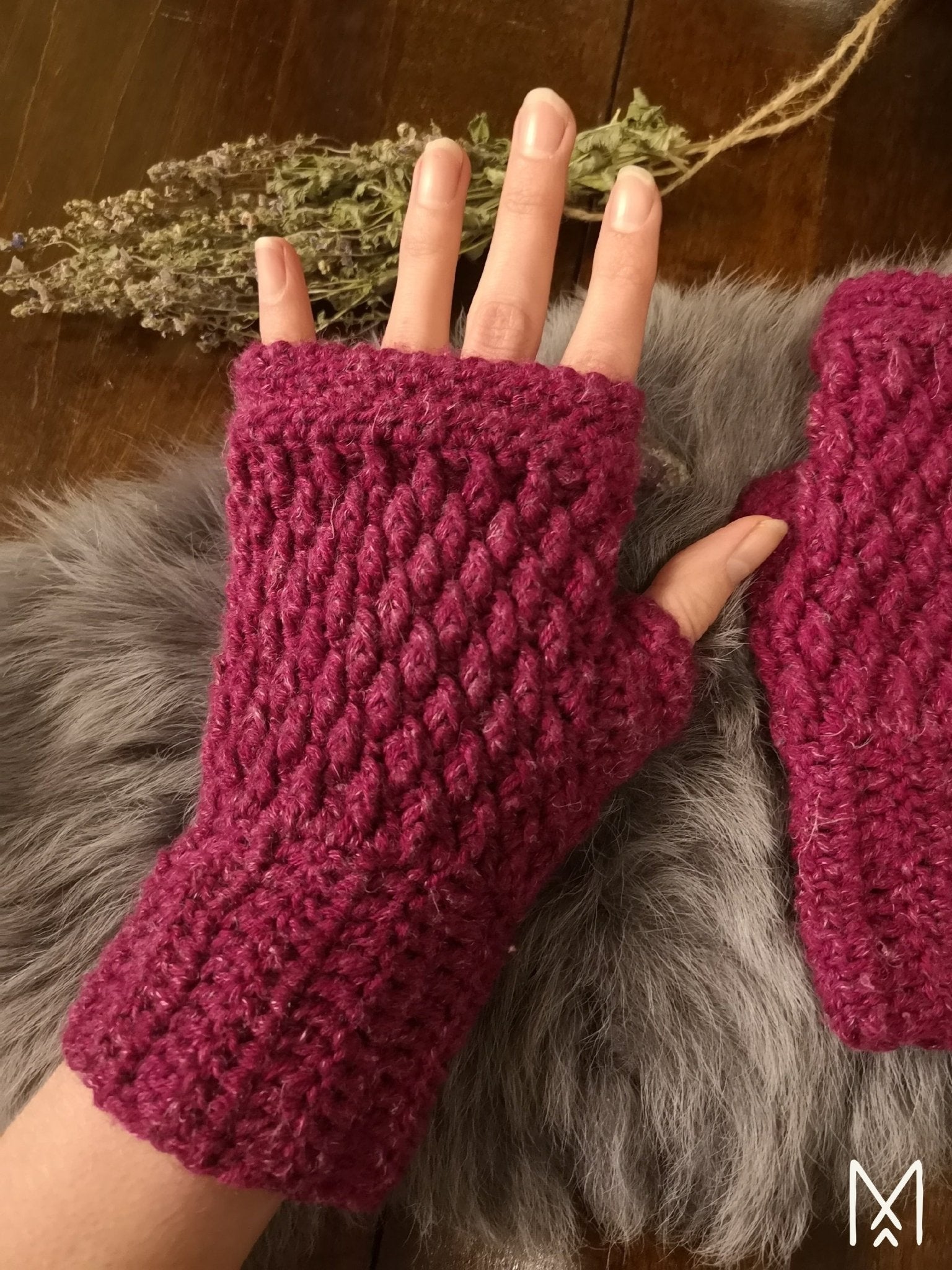 KAARNA crochet pattern: Fingerless gloves - Maana Crafts