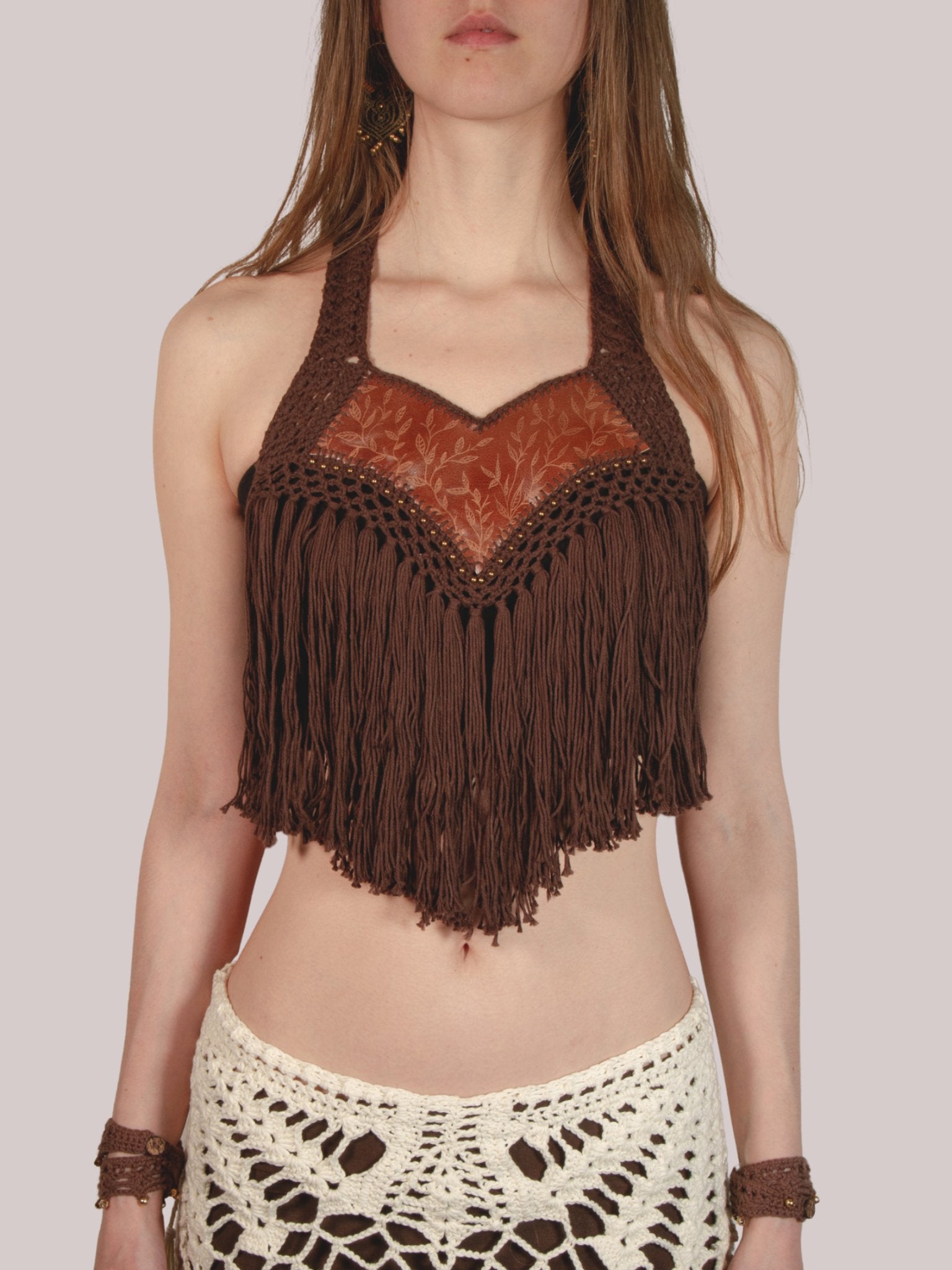 VALERIA crochet tutorial: Fringe collar with leather neckline - Maana Crafts